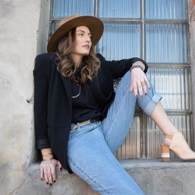 Your average NYC girl singing by day and helping those in need at night. Singer/Songwriter 🎸 Nurse🏥 Love Is What It Is- available on all platforms ⬇️⬇️