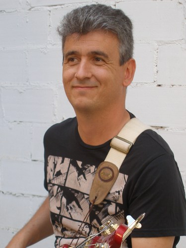 JoseCubells's profile picture. Soy cantautor, toco en el grupo INTEMPERIE GRUP. Acaban de publicar mi terceran novela CARONT.