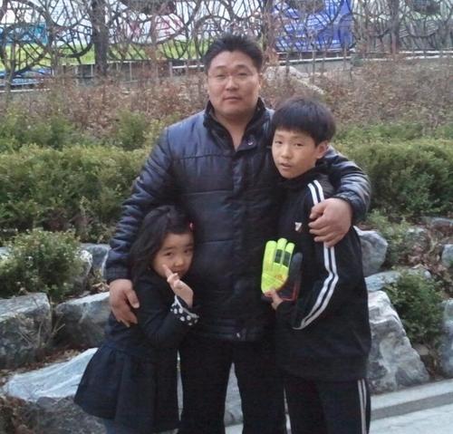 철거민은 누구나 될수있다. 개발개법에 맟서 싸워자.썩은 대한민국을 갈아엎자.상식과기본적인도리가지켜지는사회를만들자.세아이의아빠.4대강반대.노동자,철거민,서민탄압박살.개박이타도.용역깡패집단GS건설박살내자.노무현정신계승
