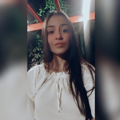 Antifascista, professora, esquerdista e amante de futebol.