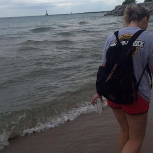 mweezy49's profile picture. I am 28 and I do not know how to do this twitter thing