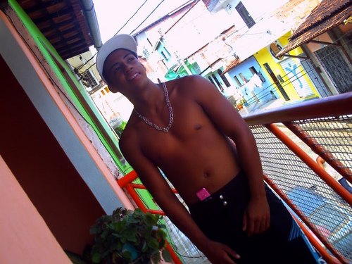 Os homens
pensam que possuem uma mente,
mas é a mente que os possui
Há pessoas que amam o poder,
e outras
que tem o poder de amar..