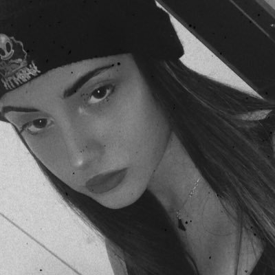 👽🍁. “Un alma triste siempre esta despierta después de media noche”