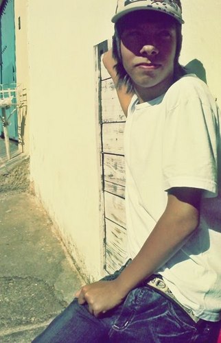 michell,16 anos.musicas:RAP,eletronica,etc.E sou viciado em video game (muitooo) kk.