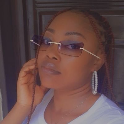 GiftEMori1's profile picture. simple and classy