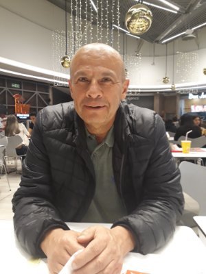 Administrador de Empresas. Cero zurdo, siempre a la derecha. Uribista desde el primer dia.