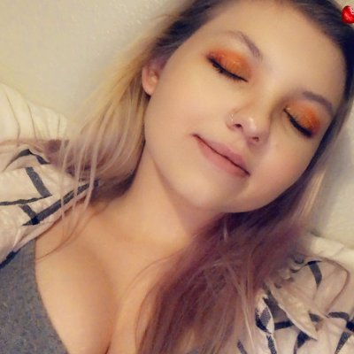 JuliaRWigger's profile picture. Sass a day keeps the basics away 👸🏼💁🏼• Snapchat: Unicorn71 • #skygazer • #illenial • Instagram: JuliaRWigger