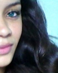 Uma menina de olhos sonhadores contemplando a noite... Especialmente a Lua! ♥
