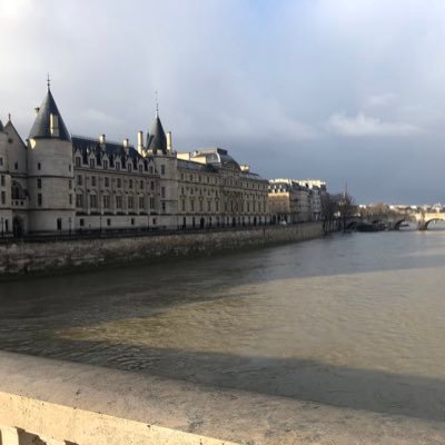 S'intéresse à Paris, à la politique menée dans cette ville, mais aussi à celle qui souhaite orienter sa destinée...