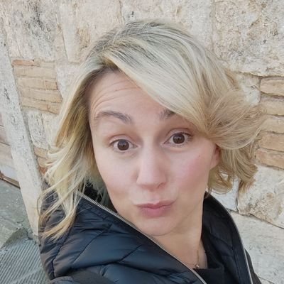 LaZiaCaty's profile picture. parliamone...