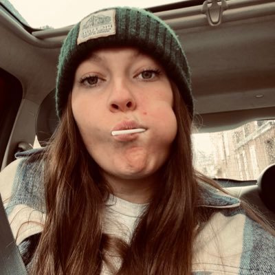 ssseleneee's profile picture. reste à ta place pour éviter qu'on t'y remettes