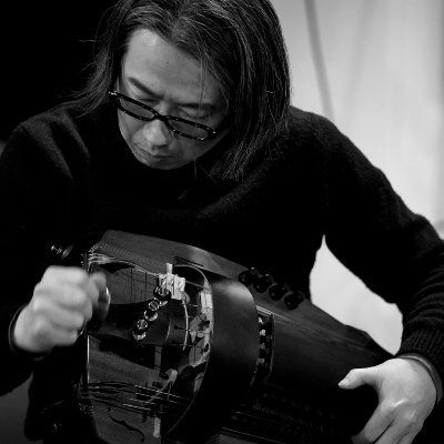 TOMO_vielle's profile picture. hurdy gurdy player / ハーディーガーディー奏者
ルーツ・ミュージック/トラッド/古楽のエッセンス、共鳴や倍音を意識したドローン・ミュージック、即興演奏などを通して、古楽器「ハーディーガーディー」の可能性と独自の奏法を探求。作品の制作・演奏活動を行っている。
生生流転 / wheel of life