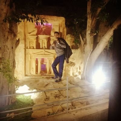 علمني حبكِ أن أتصرف كالصبيان
أن أرسم وجهك بالطبشور على الحيطان
يا امرأة قلبت تاريخي