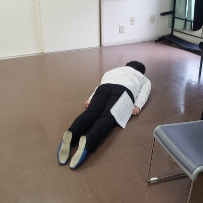 小劇場の客席にいる物怪。感想にハッシュタグは使わない。拍手は求めない。細かく鋭角な芝居を観るとニヤニヤする。マッコリは苦手。カツ丼食べると上顎火傷する。好きな花札は菊に盃。アホなわんこ好き。何かしらのマスコット。