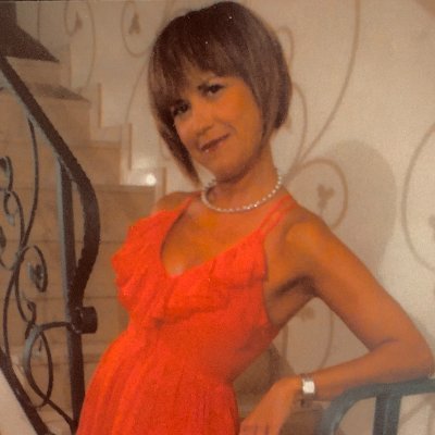 Anlly47968609's profile picture. Profesora y Directora entregada a la Pública.