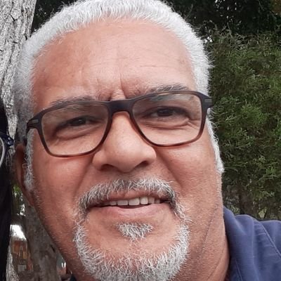 Educador, agradecido, del lado de los desposeídos y de las causas justas y nobles, zurdo, liceista, padre y recién abuelo, estoy cerrando mi ciclo.