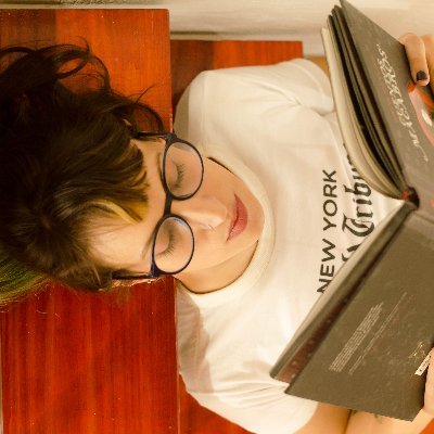 Cantautora, poeta, ensayista, estudiante investigadora, madre capricorniana, docente, luchadora por la cultura y por los derechos de equidad en la sociedad.