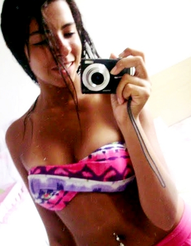 N.A.M.O.R.A.N.D.O e mt feliz =)