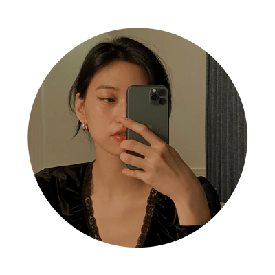 Presence reflecting the divinity of a goddess, she 𝗴𝗹𝗶𝗺𝗺𝗲𝗿𝘀 amidst all telluric beings. Flourishing her immense knacks each day─ she‘s Kim 𝗗𝗼𝘆𝗲𝗼𝗻.