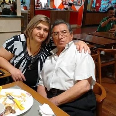 Eu sou eu, honesta, confiável, amiga até morrer, ser temente a Deus, amo minha família e meus filhos de 4 patas. Gosto de filmes, novelas, política, música.