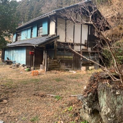 ガスもねぇ!電波もねぇ!あるのは湧き水、浄化槽! 家は柱が腐りきった古民家・・・っていうか廃屋。 かろうじて電気来てるだけ・・・。 雨風はしのげません。だって中から外が見えるから 住人@macotoband https://t.co/SJHYPFj33a