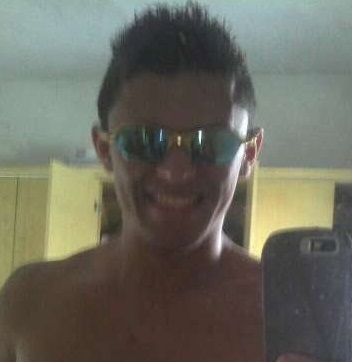 Uma pessoa simples,sem muitas frescuras,que se alegra mais em ajudar do que ser ajudado..Amo Muito O SANTOS F.C e Macarrão rs