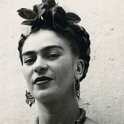 Quando o homem ama a mulher, fala muito com ela, e sobre ela; quando deixa de a amar, fala com ela sobre ele.
Apaixonado por Frida Khalo
Poeta Solitário ✏💔