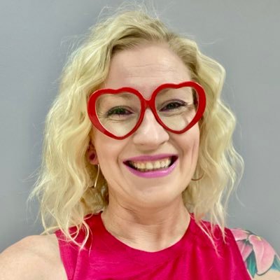 FueledByCupcake's profile picture. Fueled by Cupcakes 🧁 & Creativity 🦄 A Creative Business + Marketing Consultant 🌈