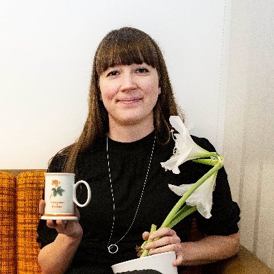 Har pannelugg, autoharpe og ein gammal Saab. Arbeider i Språkrådet. Tvitrar på vegner av min eigen privatperson.