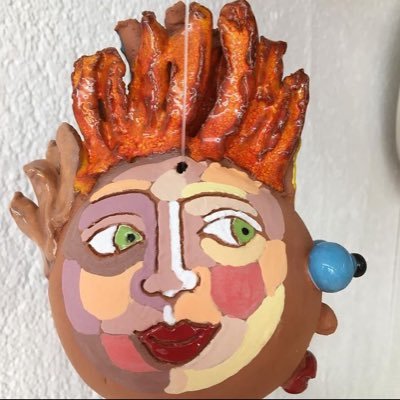 MarieSophieDe's profile picture. je suis #FemmeDeChambre à 
#Tahiti.
Je préfère prendre mes vacances dans mon petit pavillon de chasse dans le Haut-Var.