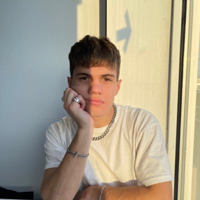 Vladesley's profile picture. The artist