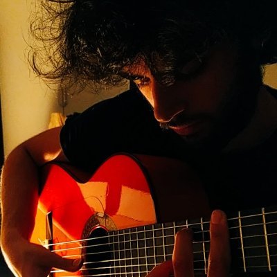 Músico y guitarrista (eléctrica y flamenca)
En La Milker Band, Huckleberry y El Portal de Carmen