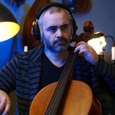 Bir nota tınlıyor kulağımda
Tane tane düşünüyor kalbime
Aşkla dolduruyor kalbimi
Ellerime dökülüyor, bana dönüyor tekrar
Benim oluyor bana ait bize ait…