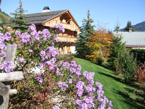 L’Alpaga Megève, le luxe en plein coeur des Alpes. Ce hameau est le seul à offrir une vue à couper le souffle sur le Mont-Blanc.