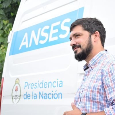 Papá de Sofi y Lolo.

Presidente Union Vecinal Azcuenaga.

Militante.

Ex Jefe de Udai Rosario Oeste - Anses.