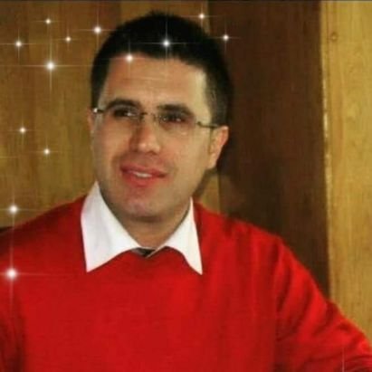 Bir tek canım kaldı, o da emanettir Rab'bime.
Canımı alsa da taraftar olmam zalime...