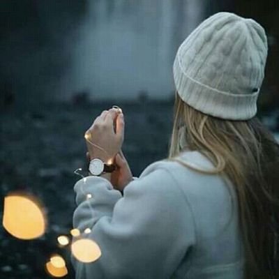 كقنينة مغلقة تائهة في المحيط.