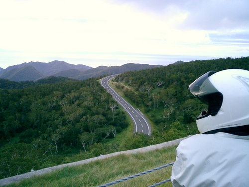 バイクに乗っています。