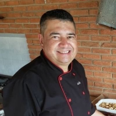 Personal Chef / 
expert em Risottos /
Charcuteiro / 
Bacharel em Direito /
Funcionário público municipal.