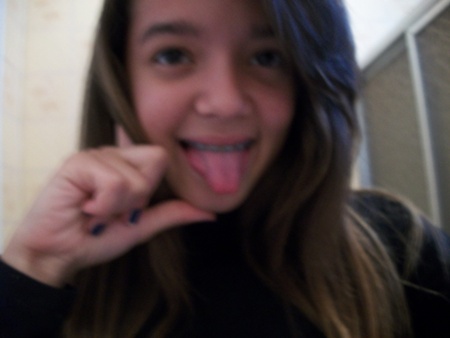 luanaquelle's profile picture. Um dia a gente aprende a conviver com uns. E a sobreviver sem outros.