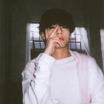 (Parody/95l) His voice was low, smoky and dead sexy yet his every movements is delicate and gentle. It's not other than 방탄소년단 ’s gucci man himself, Kim Taehyung