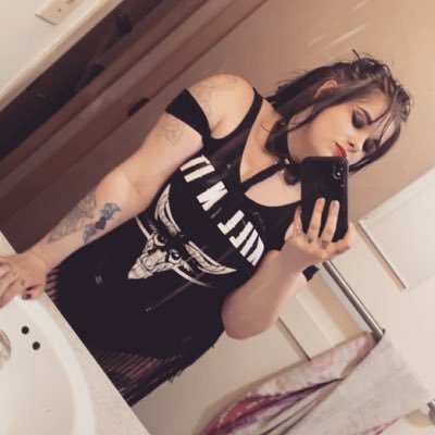 Raver 🎧 Babygirl 💋 Housekeeper 🏠 Travel ✈ Artist 🎨 Fucking Weirdo 👽