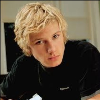 LBluggs82's profile picture. Hello, I'm Lawrence Bluggart. I transferred here from pigfarts, and made the house of Ravenclaw, where I became quidditch team captain. (multi rp-OC-multi era)