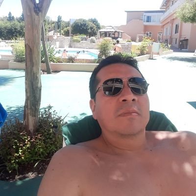 Percusionista, empleado administrativo, fana de Boca, me gustaria vivir cerca de la playa, loco por el reggae y el rock. De Berazategui viviendo en Lanus.