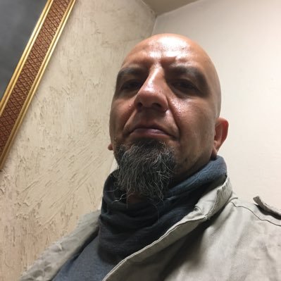 Aprendiz de la existencia, observador social, actor ante las injusticias, ecléctico intelectual, autodidacta continuo.