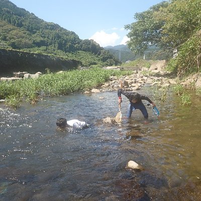 水辺の生き物と触れ合う日々／3児の父