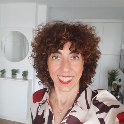 Profesora Ayudante Doctora en @LetrasUMA. Enamorada de las biblioteca escolares, de la enseñanza de la lengua, de la danza y de la historia de las palabras.