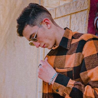 songwriter and filmmaker 🎥🖌️
edu : automatisation instrumental industrie
Morocco baby 📌