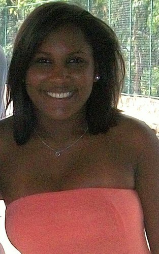 A moça do sorriso aberto.