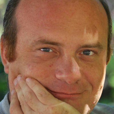 Amo la tecnogia, la fisica, le neuroscienze, la sociobiologia, leggere romanzi e non ed in genere ciò che è bello (arte a 360 deg.)